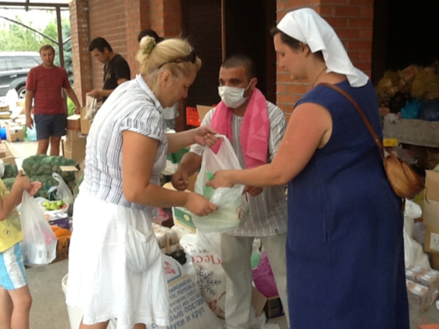Церковь продолжает активно помогать пострадавшим от наводнения в Крымске